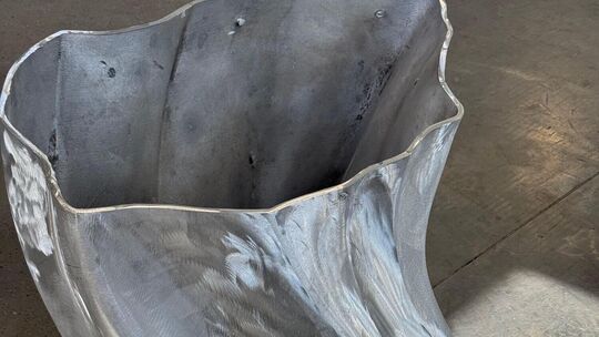Geheimnisvoll: Tim Bengel hat für das neue Esslinger Landratsamt eine Skulptur geschaffen. Der Enthüllungstermin ist nicht öffen Geheimnisvoll: Tim Bengel hat für das neue Esslinger Landratsamt eine Skulptur geschaffen. Der Enthüllungstermin ist nicht öffen
