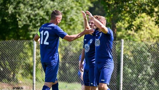 Jubel beim TSV Jesingen II: In Neuffen gelang ein 3:1. Foto: Markus Brändli Jubel beim TSV Jesingen II: In Neuffen gelang ein 3:1. Foto: Markus Brändli