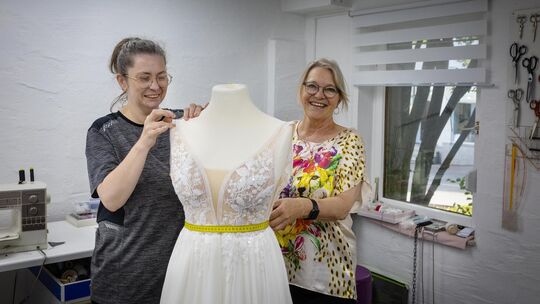 Olga Poliska und Sybille Sommer arbeiten an der Änderung eines Brautkleids. Foto: Carsten Riedl Olga Poliska und Sybille Sommer arbeiten an der Änderung eines Brautkleids. Foto: Carsten Riedl