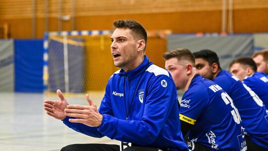 VfL-Trainer Marius Dotschkal hat für eine weitere Saison in Kirchheim zugesagt und möchte das Team weiter auf Erfolgskurs halten VfL-Trainer Marius Dotschkal hat für eine weitere Saison in Kirchheim zugesagt und möchte das Team weiter auf Erfolgskurs halten