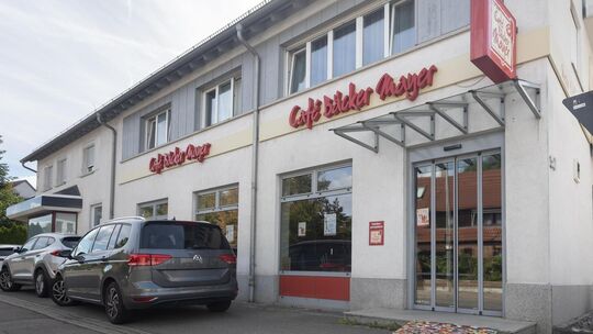 Noch ist der Schriftzug der Bäckerei-Kette an der Fassade an der Kirchheimer Straße zu sehen. Foto: Carsten Rield Noch ist der Schriftzug der Bäckerei-Kette an der Fassade an der Kirchheimer Straße zu sehen. Foto: Carsten Rield