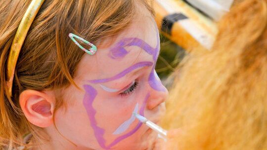 Auch das Kinderschminken gehört wieder dazu. Foto: Adobe Stock Auch das Kinderschminken gehört wieder dazu. Foto: Adobe Stock