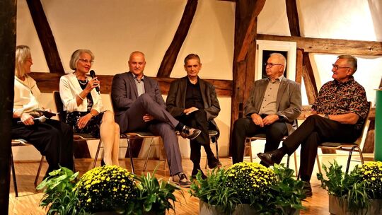 Eine Talkrunde stand beim Festakt zum 25-jährigen Bestehen der Zehntscheuer Nabern auf dem Programm. Foto: Florian Stegmaier Eine Talkrunde stand beim Festakt zum 25-jährigen Bestehen der Zehntscheuer Nabern auf dem Programm. Foto: Florian Stegmaier