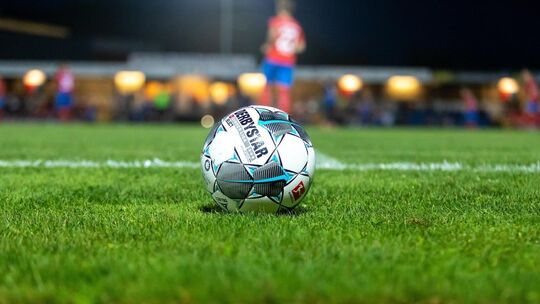 Spannung unter Flutlicht verspricht das Lokalderby der Verbandsliga am kommenden Freitag zwischen Oberensingen und Göppingen. Sy Spannung unter Flutlicht verspricht das Lokalderby der Verbandsliga am kommenden Freitag zwischen Oberensingen und Göppingen. Sy