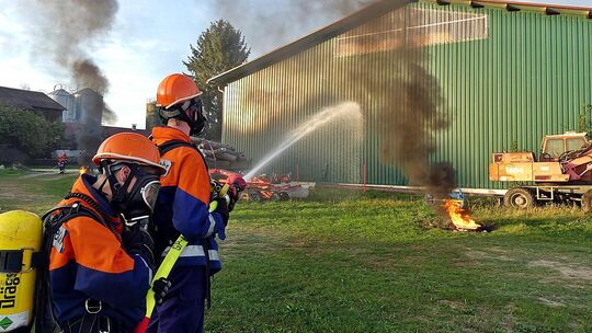 Statt den Brand zu löschen wird die Fläche drumherum gewässert. Foto: Sabine Ackermann Statt den Brand zu löschen wird die Fläche drumherum gewässert. Foto: Sabine Ackermann