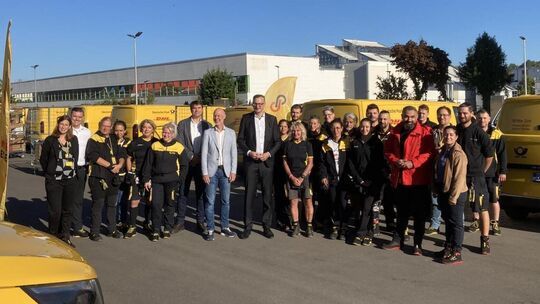 Zum Gruppenbild nach der Feierstunde versammelten sich alle gemeinsam im Hof, bevor die Beschäftigten vom Post-Zustellstützpunkt Zum Gruppenbild nach der Feierstunde versammelten sich alle gemeinsam im Hof, bevor die Beschäftigten vom Post-Zustellstützpunkt
