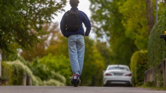 Viele Jugendliche rollen mit dem E-Scooter in die Schule. Foto: Carsten Riedl Viele Jugendliche rollen mit dem E-Scooter in die Schule. Foto: Carsten Riedl
