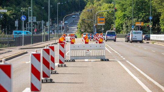 Die Adenauerbrücke ist teilweise für den Verkehr gesperrt. Archivfoto: Roberto Bulgrin Die Adenauerbrücke ist teilweise für den Verkehr gesperrt. Archivfoto: Roberto Bulgrin