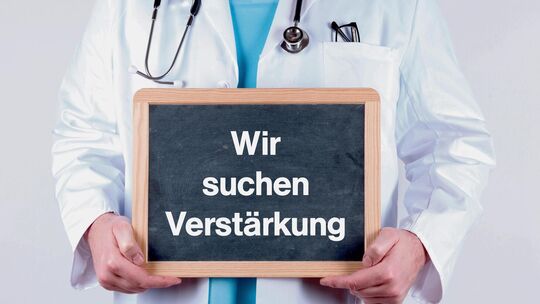 Händeringend gesucht: Vor allem auf dem Land fehlen in den kommenden Jahren Hausärztinnen und -ärzte. Foto: Adobe Stock Händeringend gesucht: Vor allem auf dem Land fehlen in den kommenden Jahren Hausärztinnen und -ärzte. Foto: Adobe Stock