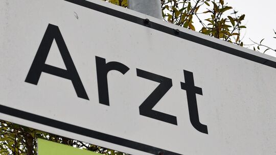Der Weg zum Hausarzt wird für viele Menschen länger. Foto: Markus Brändli Der Weg zum Hausarzt wird für viele Menschen länger. Foto: Markus Brändli