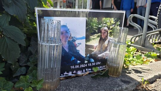 Dieses Foto an der Unfallstelle erinnert an die beiden verstorbenen Frauen. Foto: Matthäus Klemke Dieses Foto an der Unfallstelle erinnert an die beiden verstorbenen Frauen. Foto: Matthäus Klemke
