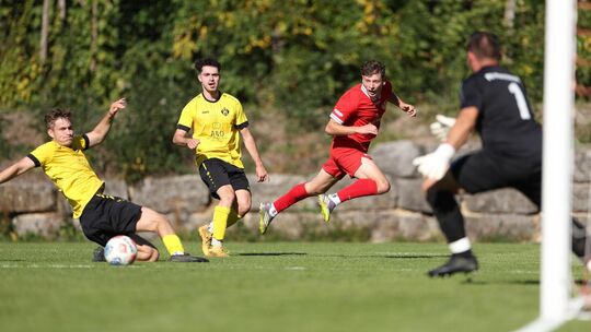 Befreiungsschlag der Roten: Der TSV Weilheim ist in der Bezirksliga raus aus dem Keller. Foto: Till Freiberger Befreiungsschlag der Roten: Der TSV Weilheim ist in der Bezirksliga raus aus dem Keller. Foto: Till Freiberger