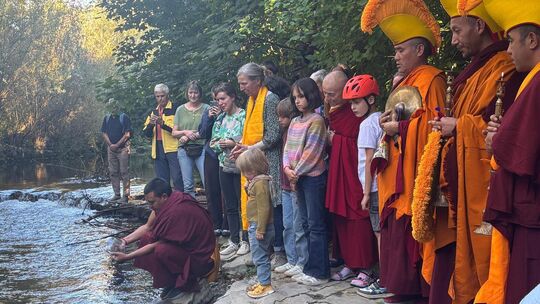 Das Sandmandala wird dem Wasser der Lauter übergeben. Foto: Sarah Hughes Das Sandmandala wird dem Wasser der Lauter übergeben. Foto: Sarah Hughes