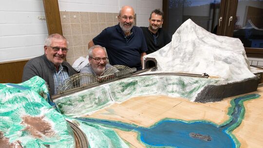 2,95 mal 2,40 Meter groß ist die Anlage, die die Modellbahnfreunde Teck für die Familie Ziegler gebaut haben. Foto: Peter Dietri 2,95 mal 2,40 Meter groß ist die Anlage, die die Modellbahnfreunde Teck für die Familie Ziegler gebaut haben. Foto: Peter Dietri