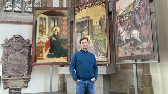Jochen Maier vor den alten Altarbildern im Chor der Martinskirche: Am Sonntag verabschiedet er sich nach 24 Jahren aus Kirchheim Jochen Maier vor den alten Altarbildern im Chor der Martinskirche: Am Sonntag verabschiedet er sich nach 24 Jahren aus Kirchheim