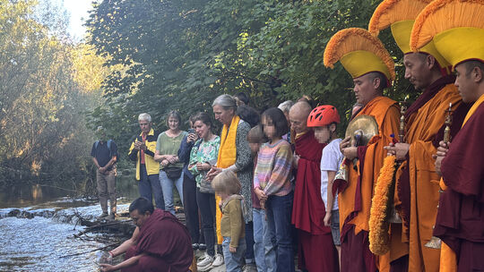 Das Sandmandala wird dem Wasser der Lauter übergeben Das Sandmandala wird dem Wasser der Lauter übergeben