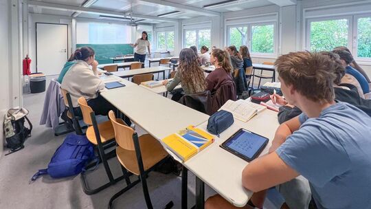 Insgesamt sechs Klassenzimmer befinden sich auf zwei Etagen verteilt im Container, der während der Sanierung am LUG als Interims Insgesamt sechs Klassenzimmer befinden sich auf zwei Etagen verteilt im Container, der während der Sanierung am LUG als Interims
