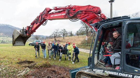 Neidlingens Bürgermeister Jürgen Ebler sitzt zum Start des Baugebiets „Schießhütte“ im Februar 2025 selbst im Bagger. Foto: Pete Neidlingens Bürgermeister Jürgen Ebler sitzt zum Start des Baugebiets „Schießhütte“ im Februar 2025 selbst im Bagger. Foto: Pete