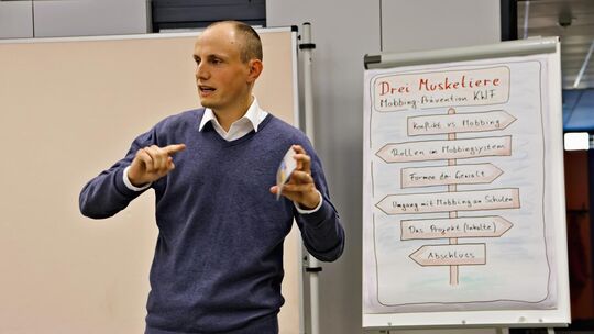 Konfliktmanager Frieder Knauss setzt bei seinem Präventionsprogramm auf die Kraft der Klassengemeinschaft. Foto: Florian Stegmai Konfliktmanager Frieder Knauss setzt bei seinem Präventionsprogramm auf die Kraft der Klassengemeinschaft. Foto: Florian Stegmai