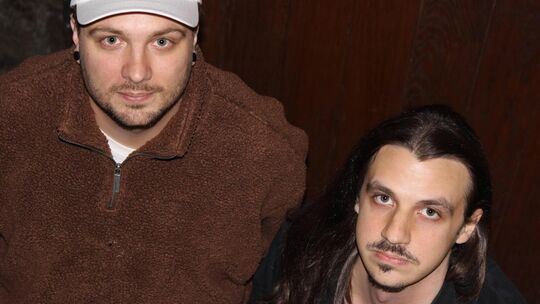 Jonas Weinzierl (links) und Fabian Dan (rechts) organisieren die Bad-Coffee-Partys in der Bastion. Die DJs schätzen das ganz eig Jonas Weinzierl (links) und Fabian Dan (rechts) organisieren die Bad-Coffee-Partys in der Bastion. Die DJs schätzen das ganz eig
