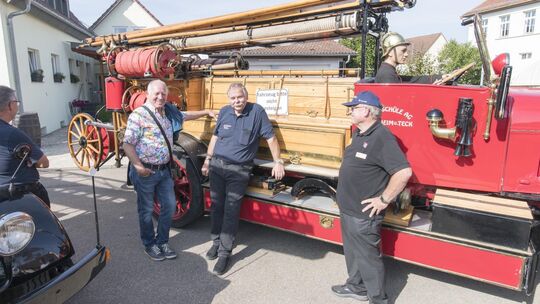 In diesem Fall unterstützte ein „Pappkamerad“ am Steuer die Experten beim Fachsimpeln. Foto: Peter Dietrich In diesem Fall unterstützte ein „Pappkamerad“ am Steuer die Experten beim Fachsimpeln. Foto: Peter Dietrich
