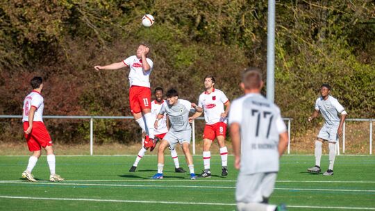 Die Dettinger konnten sich noch so strecken – der FC Kirchheim war am Sonntag nicht zu bezwingen. Durch den Sieg steht der FCK j Die Dettinger konnten sich noch so strecken – der FC Kirchheim war am Sonntag nicht zu bezwingen. Durch den Sieg steht der FCK j