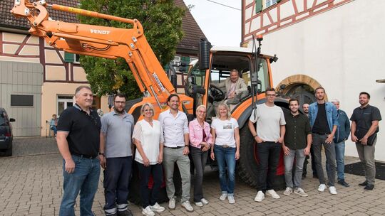 Das neue "starke Mädchen für alles" der Gemeinde Neidlingen mit dem Bürgermeister (am Steuer), dem Gemeinderat und Weilheims Käm Das neue "starke Mädchen für alles" der Gemeinde Neidlingen mit dem Bürgermeister (am Steuer), dem Gemeinderat und Weilheims Käm
