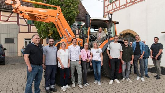 Das neue "starke Mädchen für alles" der Gemeinde Neidlingen mit dem Bürgermeister (am Steuer), dem Gemeinderat und Weilheims Käm Das neue "starke Mädchen für alles" der Gemeinde Neidlingen mit dem Bürgermeister (am Steuer), dem Gemeinderat und Weilheims Käm