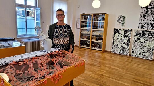 Juliane Laitzsch hat sich für ihre Ausstellung im Kirchheimer Max-Eyth-Haus die wuchernde Natur zum Vorbild genommen, die in die Juliane Laitzsch hat sich für ihre Ausstellung im Kirchheimer Max-Eyth-Haus die wuchernde Natur zum Vorbild genommen, die in die