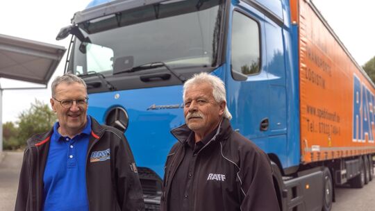Hepsisaus Ortsvorsteher Wolfgang Loser fährt bei Spedition Raff auch mit 70 noch Brummi. Links sein "Teilzeit-Chef" Karl Heinz R Hepsisaus Ortsvorsteher Wolfgang Loser fährt bei Spedition Raff auch mit 70 noch Brummi. Links sein "Teilzeit-Chef" Karl Heinz R