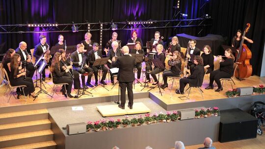 Große Besetzung: Das Holzbläserensemble der Stadtkapelle musizierte unter der Leitung von Harry D. Bath: Foto: Rainer Kellmayer Große Besetzung: Das Holzbläserensemble der Stadtkapelle musizierte unter der Leitung von Harry D. Bath: Foto: Rainer Kellmayer