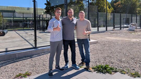 Daumen hoch vom Jesinger Tennisvorstand (von links): Markus Bayer, Daniel Bihon und Stefan Zimmerer freuen sich auf die Eröffnun Daumen hoch vom Jesinger Tennisvorstand (von links): Markus Bayer, Daniel Bihon und Stefan Zimmerer freuen sich auf die Eröffnun