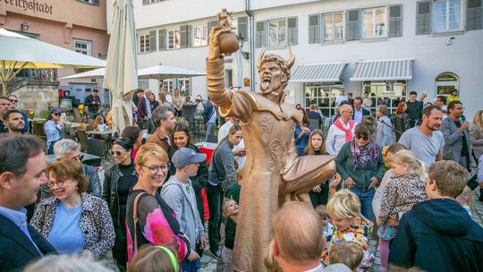 Die Enthüllung der Statue hatte noch eine Art Volksfestcharakter. Die Kritik wurde erst im Anschluss laut. Die Enthüllung der Statue hatte noch eine Art Volksfestcharakter. Die Kritik wurde erst im Anschluss laut.