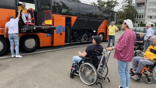 Für größere Touren der AMSEL-Kontaktgruppe braucht es einen rollstuhlgerechten Reisebus. Für das Ein- und Aussteigen ist jeweils Für größere Touren der AMSEL-Kontaktgruppe braucht es einen rollstuhlgerechten Reisebus. Für das Ein- und Aussteigen ist jeweils