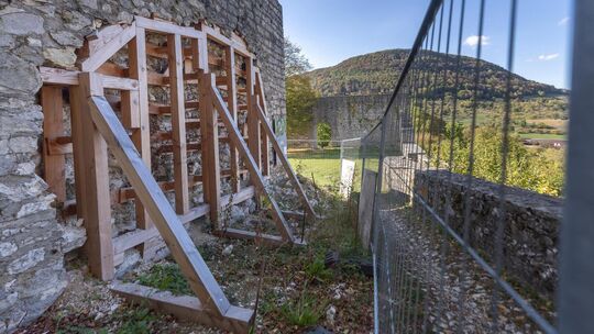 Eine Außenmauer der Burg muss durch eine Holzkonstruktion gestützt werden. Foto: Carsten Riedl Eine Außenmauer der Burg muss durch eine Holzkonstruktion gestützt werden. Foto: Carsten Riedl