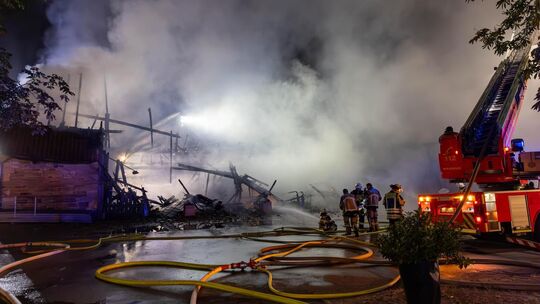 167 Einsatzkräfte und neun Feuerwehren waren im Sommer 2023 vor Ort, um den Brand auf dem Hofgut Bodelshofen zu löschen. Der Sch 167 Einsatzkräfte und neun Feuerwehren waren im Sommer 2023 vor Ort, um den Brand auf dem Hofgut Bodelshofen zu löschen. Der Sch