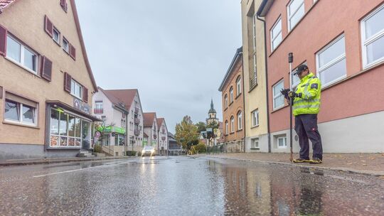 Die Vermessungstechniker sind schon an der Arbeit. Die Ortsdurchfahrt in Weilheim wird im Frühjahr erneuert. Foto: Carsten Riedl Die Vermessungstechniker sind schon an der Arbeit. Die Ortsdurchfahrt in Weilheim wird im Frühjahr erneuert. Foto: Carsten Riedl