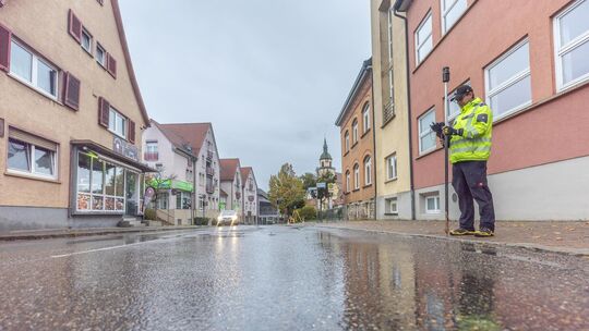 Die Vermessungstechniker sind schon an der Arbeit. Die Ortsdurchfahrt in Weilheim wird im Frühjahr erneuert. Foto: Carsten Riedl Die Vermessungstechniker sind schon an der Arbeit. Die Ortsdurchfahrt in Weilheim wird im Frühjahr erneuert. Foto: Carsten Riedl