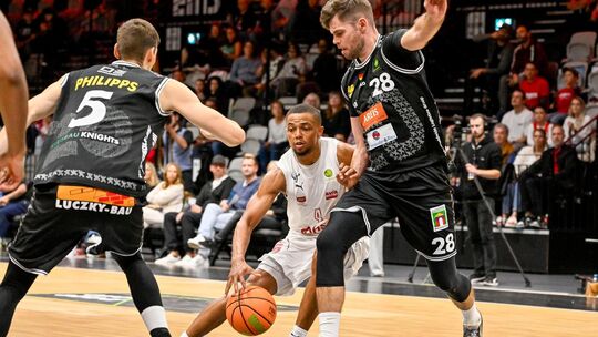 Die Kirchheimer Zange greift zu: Julius Wolf (rechts) und Christoph Philipps stören Nürnbergs Point Guard Xavier Bell bereits im Die Kirchheimer Zange greift zu: Julius Wolf (rechts) und Christoph Philipps stören Nürnbergs Point Guard Xavier Bell bereits im