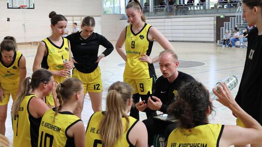 Julian Auerbach im Kreise seiner Spielerinnen. In der Regionalliga gibt es mehr Redebedarf. Foto: Thimo König Julian Auerbach im Kreise seiner Spielerinnen. In der Regionalliga gibt es mehr Redebedarf. Foto: Thimo König