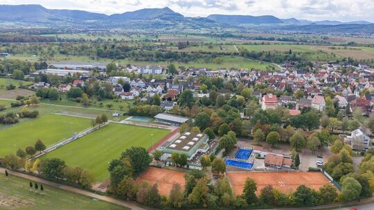 Die Jesinger Lehenäcker aus der Vogelperspektive Richtung Albtrauf. In Verlängerung an die Sporthalle soll auf den beiden Sandpl Die Jesinger Lehenäcker aus der Vogelperspektive Richtung Albtrauf. In Verlängerung an die Sporthalle soll auf den beiden Sandpl