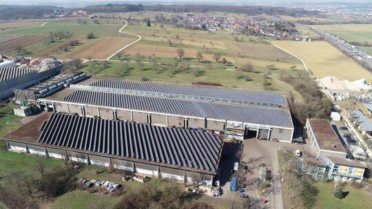 Die PV-Module auf den beiden Dächern des Kirchheimer Kompostwerks sind annähernd 20 Jahre alt und haben eine Leistung von knapp Die PV-Module auf den beiden Dächern des Kirchheimer Kompostwerks sind annähernd 20 Jahre alt und haben eine Leistung von knapp