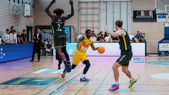 Bislang haben die Knights um Desmond Watson jeden Gegner ins Leere laufen lassen – ob das gegen Paderborn auch gelingt? Foto: Ni Bislang haben die Knights um Desmond Watson jeden Gegner ins Leere laufen lassen – ob das gegen Paderborn auch gelingt? Foto: Ni