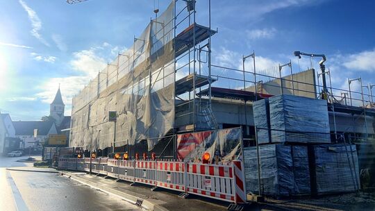 An der Notzinger Ortsdurchfahrt entsteht mittlerweile deutlich sichtbar ein neues Wohn- und Geschäftshaus. Foto: Oliver Stortz An der Notzinger Ortsdurchfahrt entsteht mittlerweile deutlich sichtbar ein neues Wohn- und Geschäftshaus. Foto: Oliver Stortz