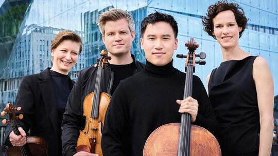 Weltweit unterwegs: das „Notos Quartett“ mit (v. l.) Andrea Burger (Viola), Sindri Lederer (Violine), Benjamin Lai (Violoncello) Weltweit unterwegs: das „Notos Quartett“ mit (v. l.) Andrea Burger (Viola), Sindri Lederer (Violine), Benjamin Lai (Violoncello)