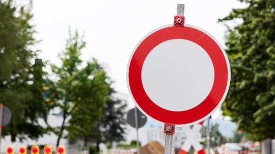 Straßensperrung: Damit werden Kirchheimer Autofahrerinnen und Autofahrer nun wieder konfrontiert sein. Symbolbild: stock.adobe.c Straßensperrung: Damit werden Kirchheimer Autofahrerinnen und Autofahrer nun wieder konfrontiert sein. Symbolbild: stock.adobe.c