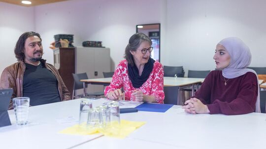 Gisela Glasebach (Mitte) unterhält sich mit den ehrenamtlichen Kulturlotsen Sadettinn Ekin und Maya Kassem über mögliche neue An Gisela Glasebach (Mitte) unterhält sich mit den ehrenamtlichen Kulturlotsen Sadettinn Ekin und Maya Kassem über mögliche neue An
