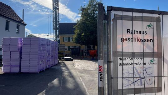 Rund um das denkmalgeschützte Rathaus befindet sich aktuell eine Großbaustelle. Rathaus-Ersatz ist während der Bauzeit das Volks Rund um das denkmalgeschützte Rathaus befindet sich aktuell eine Großbaustelle. Rathaus-Ersatz ist während der Bauzeit das Volks