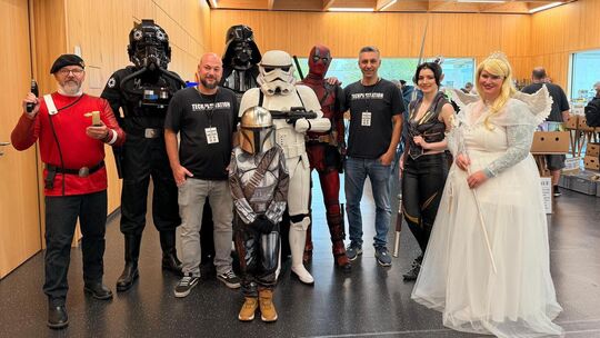 Auf der 9. Film- und Comicbörse in Ötlingen posieren Patrick Götz (links) und Vasi Markos (rechts) mit den Cosplayern. Foto: Jul Auf der 9. Film- und Comicbörse in Ötlingen posieren Patrick Götz (links) und Vasi Markos (rechts) mit den Cosplayern. Foto: Jul