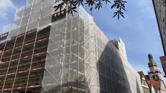 Das Kornhaus präsentiert sich derzeit mit einer verhüllten Außenhülle. Ende 2027 soll die Außensanierung abgeschlossen sein. Erd Das Kornhaus präsentiert sich derzeit mit einer verhüllten Außenhülle. Ende 2027 soll die Außensanierung abgeschlossen sein. Erd